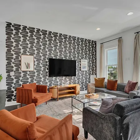 Large Home With Rooftop And Views Sleeps 12